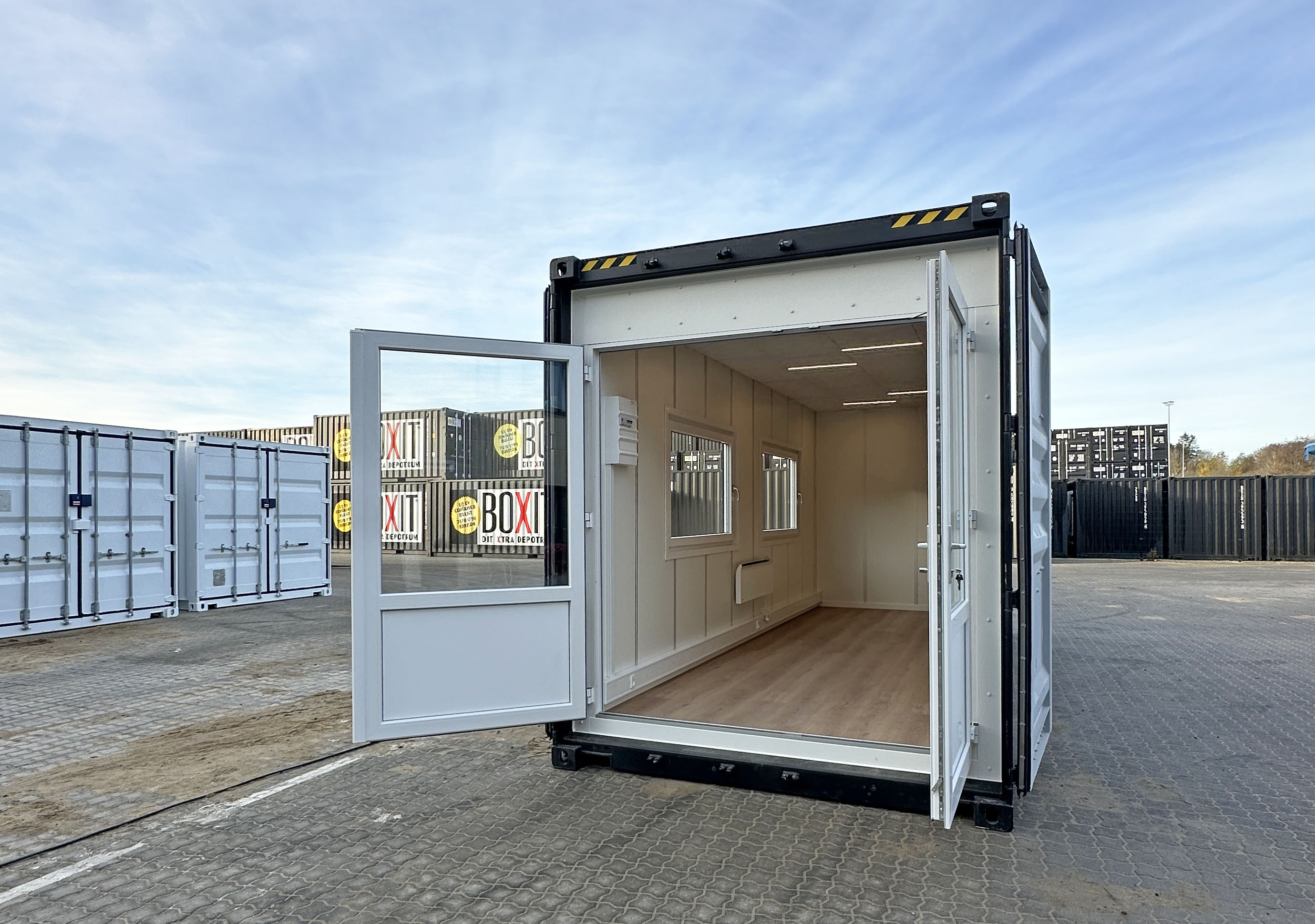 Åben kontorcontainer fra BOXIT med trægulv, vinduer og dør – klar til brug på byggeplads eller midlertidig arbejdsplads