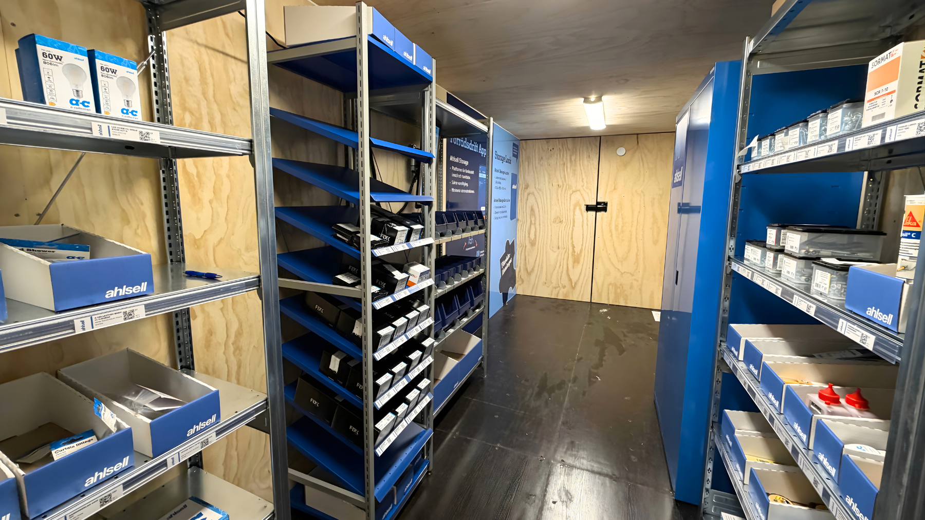 container til værktøj og byggematerialer