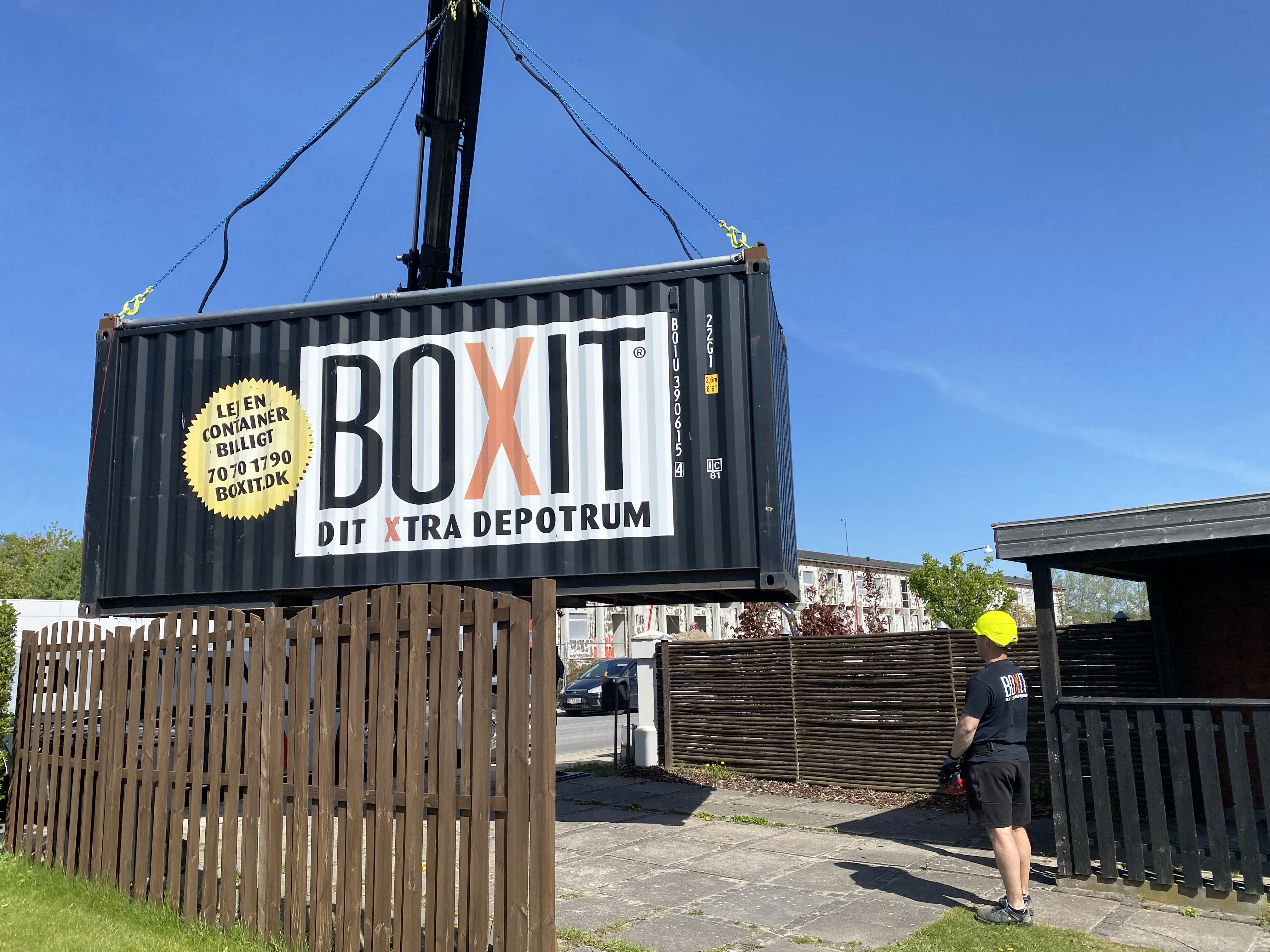 Container løftes over hegn