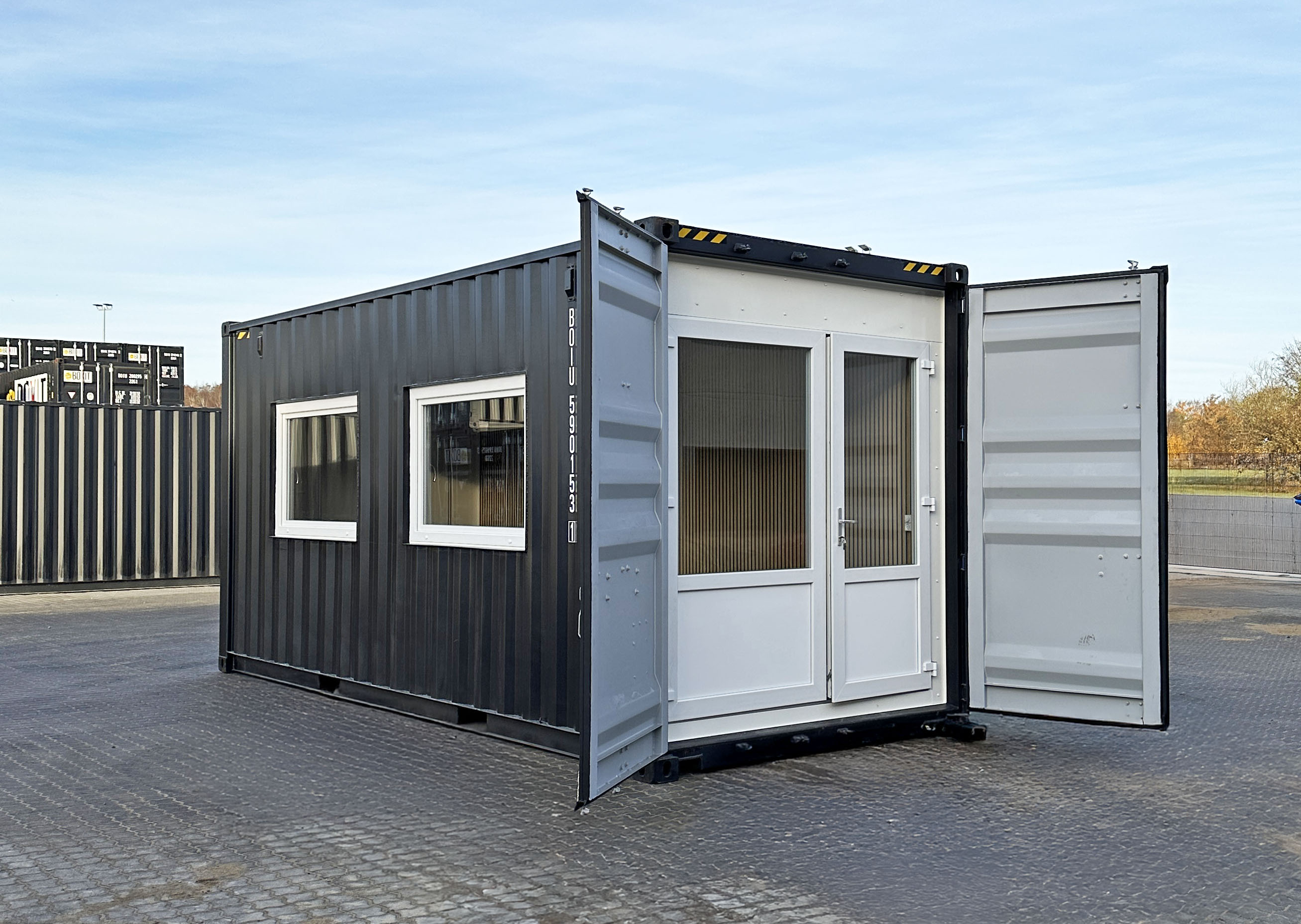 Sort kontorcontainer med hvide glasdøre og vinduer – klar til brug som mobilt kontor eller møderum