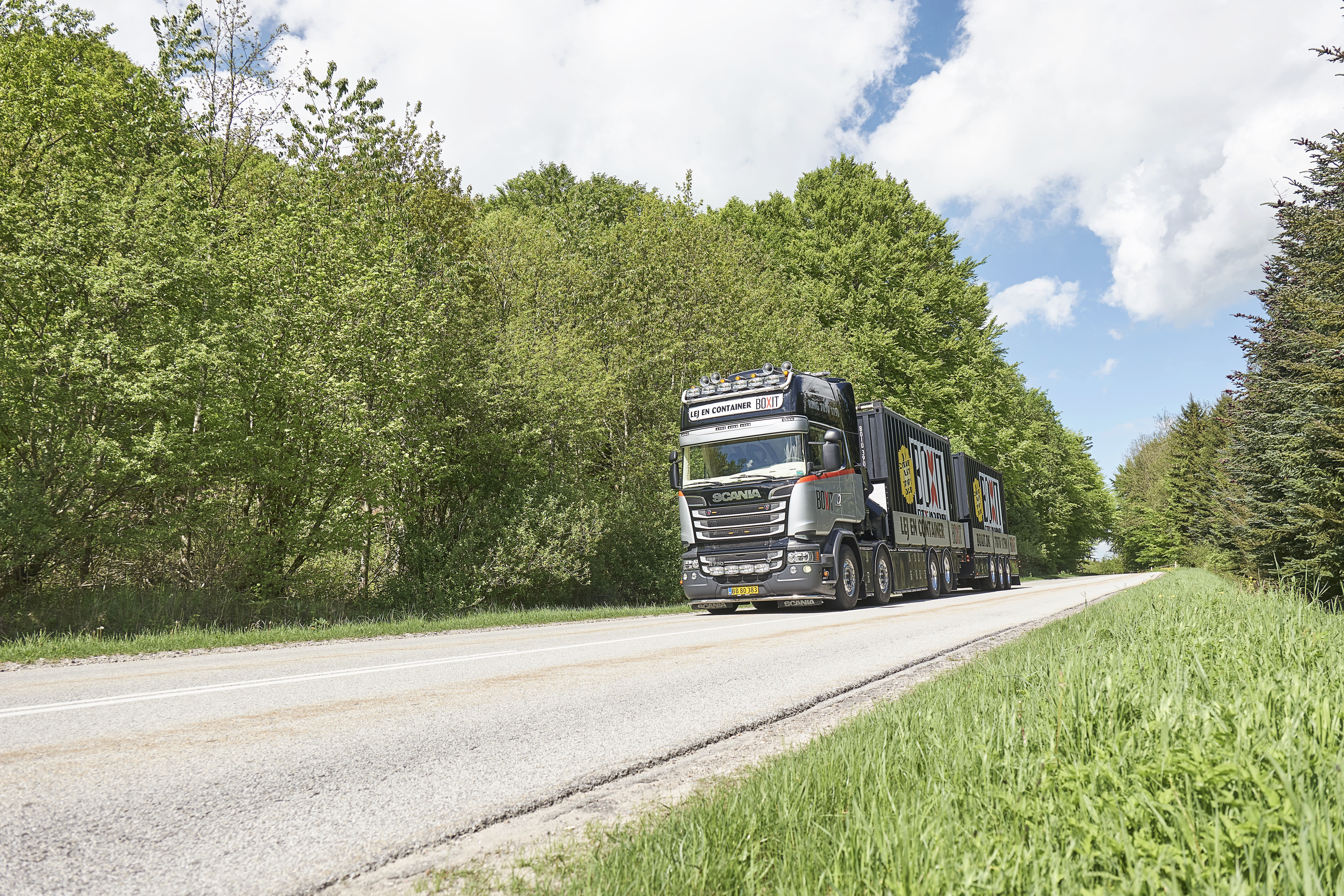 Lastbil på vej til at levere containere