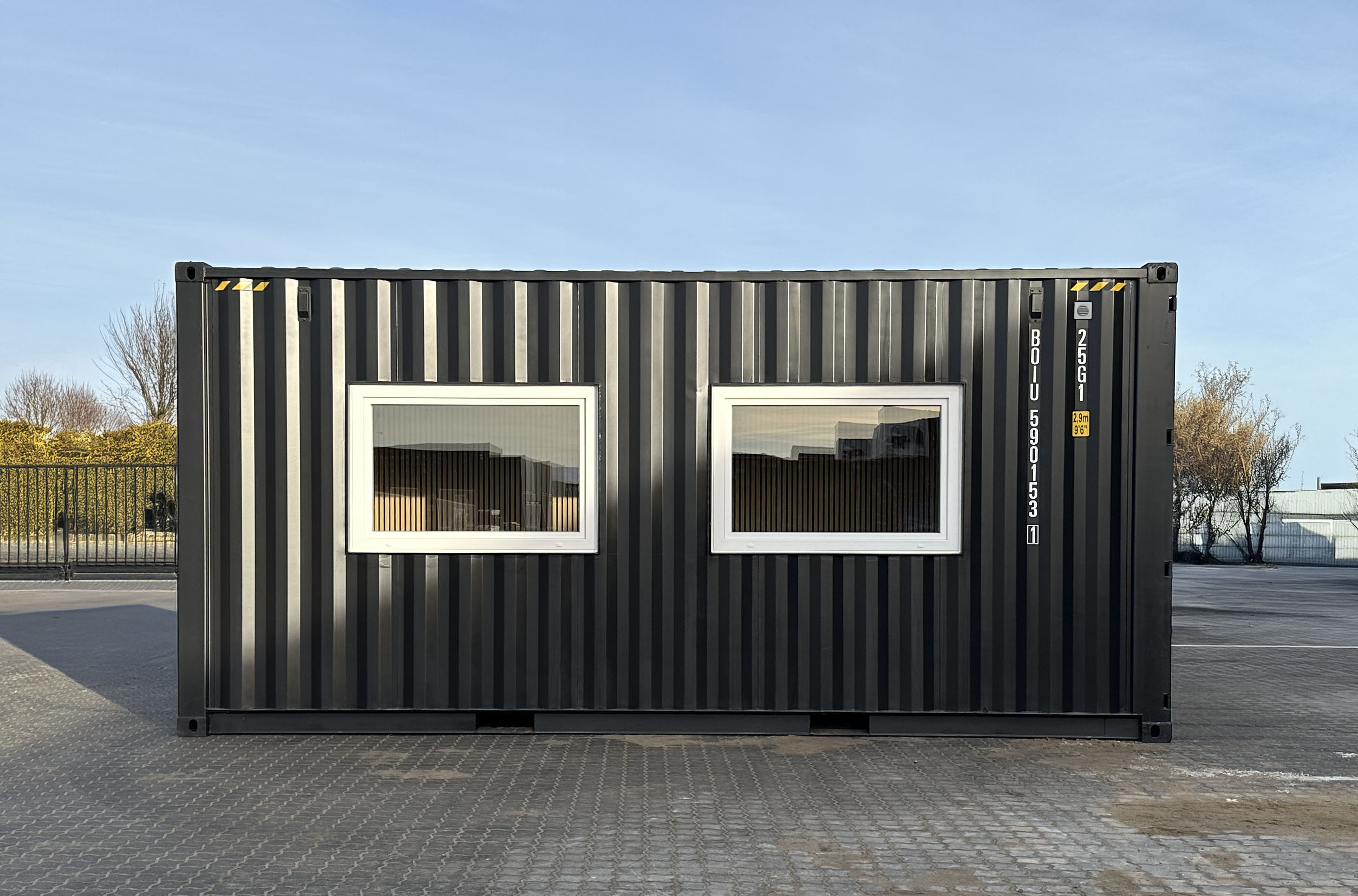 Sort kontor container med to vinduer – velegnet som flytbart kontor eller møderum